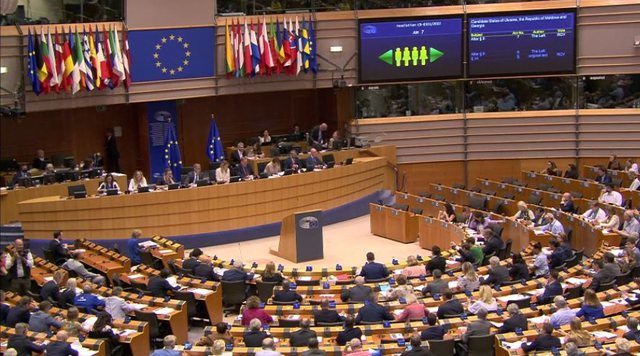 parlamenti-europian-miraton-dhenien-e-statusit-kandidat-ne-be-per-moldavine-dhe-ukranen