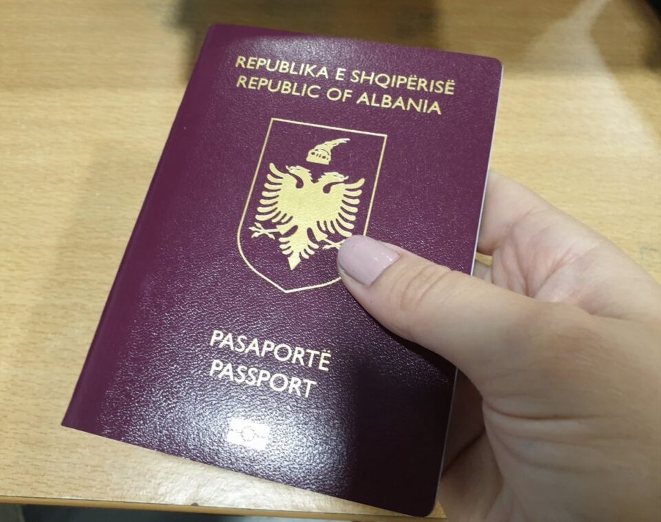 dyfishohen-kerkesat-per-marrjen-e-pasaportes-shqiptare,-interesimi-me-i-madh-nga-kosova