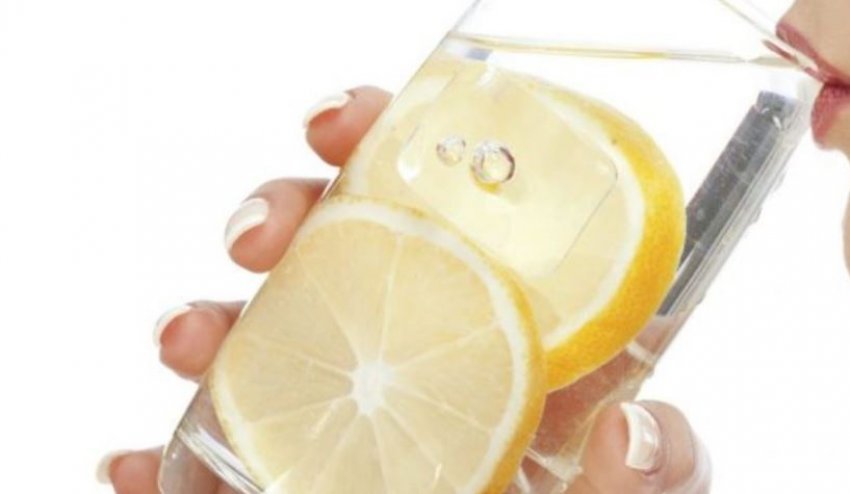 ja-pse-duhet-konsumuar-uji-me-limon,-si-ndikon-te-fshikeza-urinare