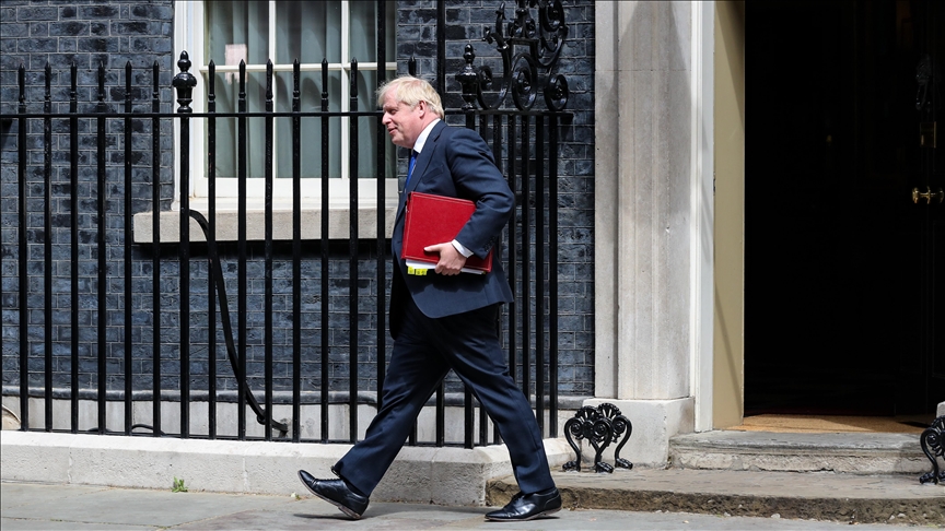 rritet-presioni-politik-ndaj-kryeministrit-britanik-pasi-3-ministra-te-tjere-japin-doreheqje