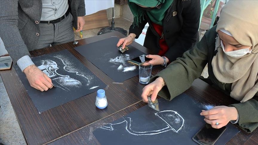 artisti-sirian-ben-piktura-me-kripe-dhe-bojera-uji