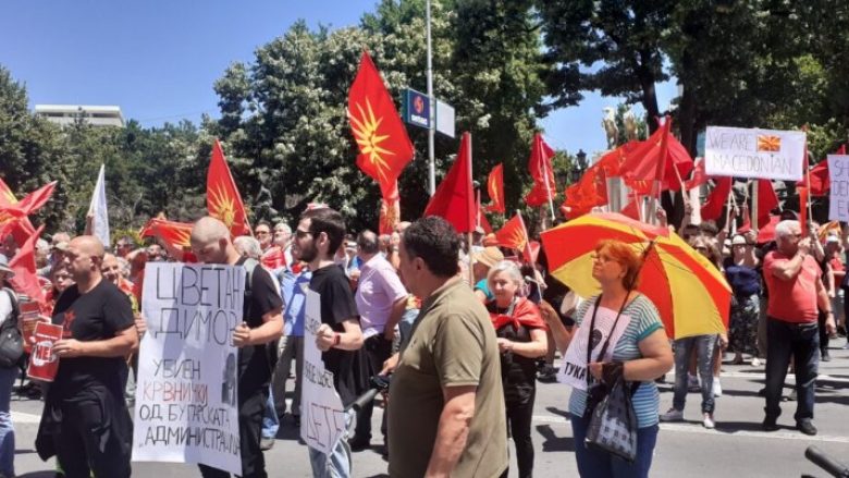perseri-protestohet-para-kuvendit-te-maqedonise-se-veriut,-kerkohet-refuzimi-i-propozimit-francez