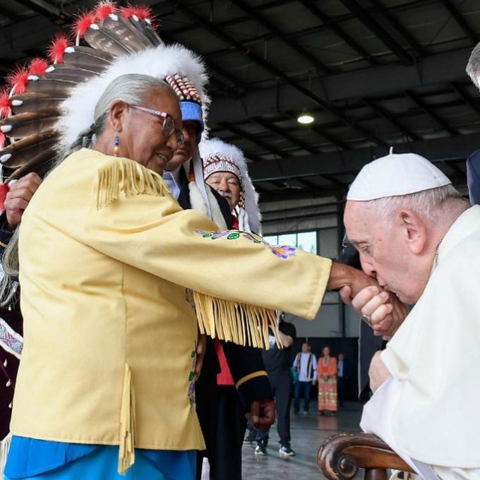 papa-kerkon-faljen-historike-per-abuzimin-e-kishes-katolike-ndaj-popujve-indigjene-te-kanadase-–-video