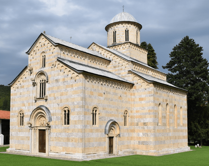 borell-i-kerkon-kosoves-pa-vonesa-asociacionin-dhe-implementimin-e-vendimit-per-manastirin-e-decanit