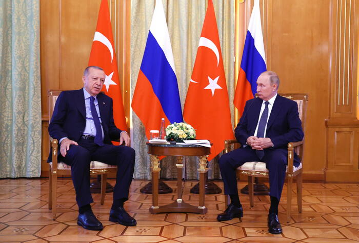 rusi-–-erdogan-i-propozon-putinit-nje-takim-me-zelenskyn-ne-turqi