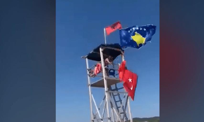 hoqi-me-force-nga-nje-vendroje-detare,-nje-flamur-te-shtetit-turk,-kapet-dhe-vihet-ne-pranga-48-vjecari