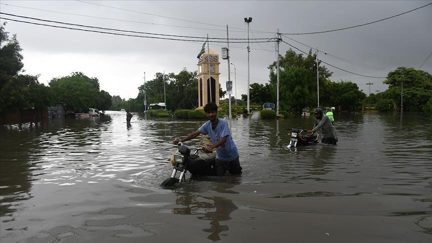 pakistani-shpall-emergjence-kombetare,-numri-i-vdekjeve-nga-fatkeqesite-e-lidhura-me-shiun-arrin-ne-900