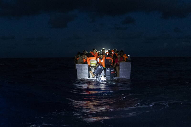anija-“sos-mediterranee”-shpeton-rreth-470-migrante-ne-mesdheun-qendror