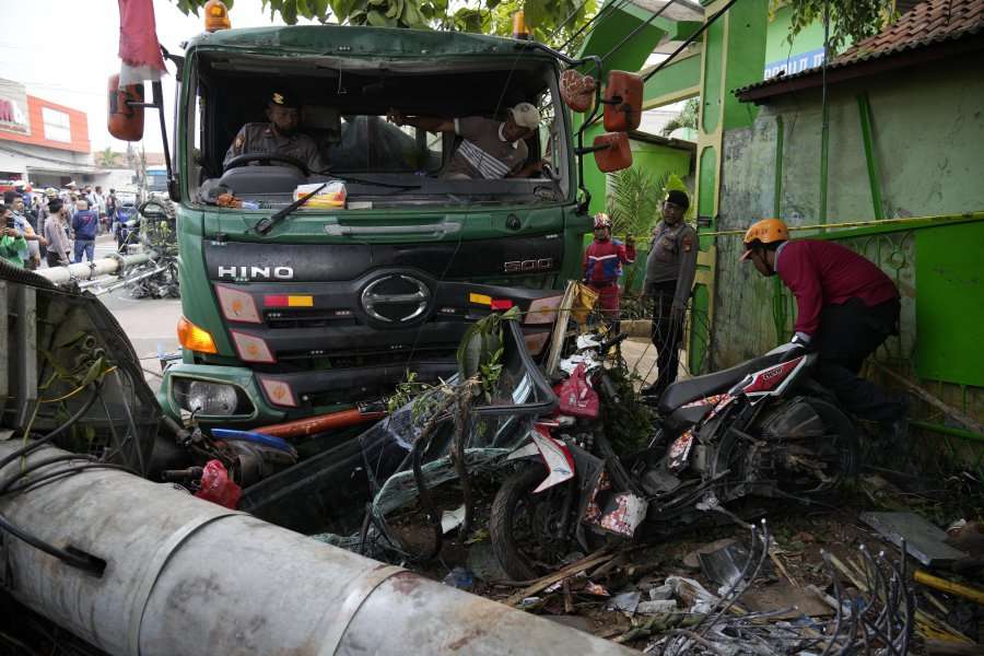 indonezi,-10-te-vdekur,-shumica-prej-tyre-femije,-pasi-kamioni-perplaset-ne-stacion-te-autobusit