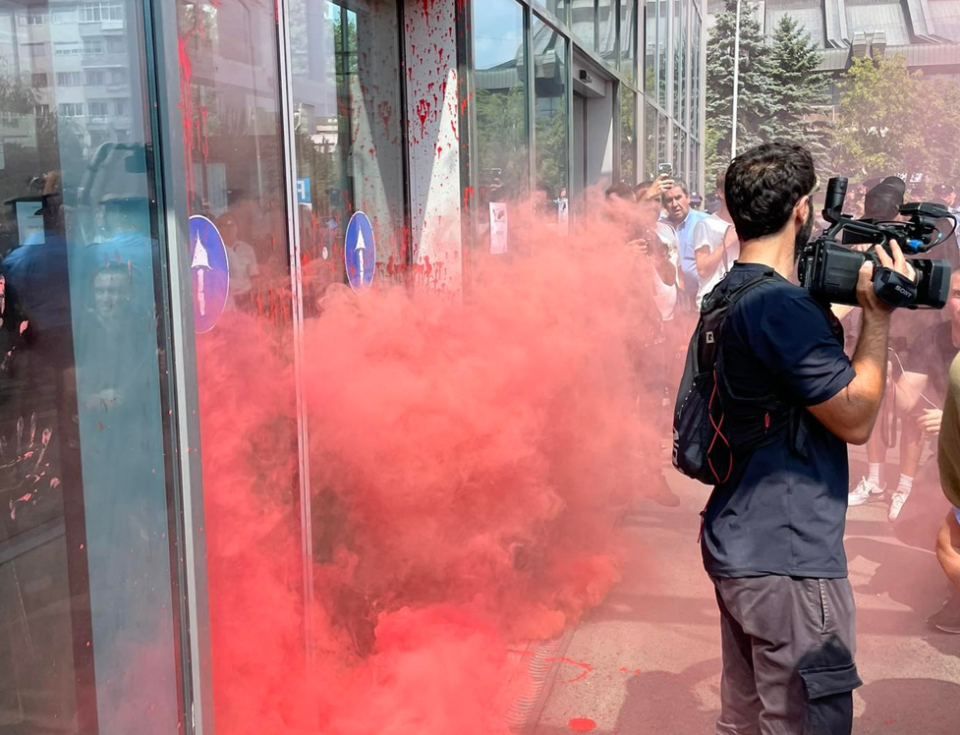 rasti-i-11-vjecares,-protestuesit-gjuajne-me-ngjyre-te-kuqe-objektin-e-qeverise