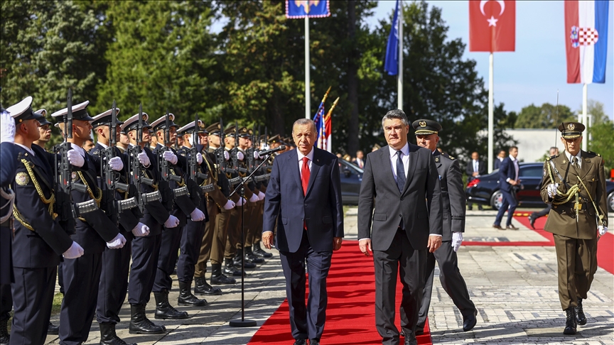 presidenti-erdogan-pritet-me-ceremoni-zyrtare-nga-homologu-i-tij-kroat,-milanovic