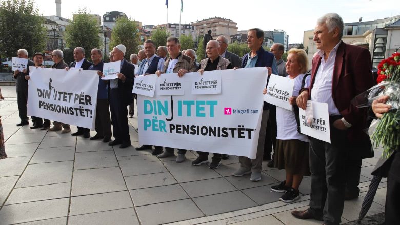 pensionistet-i-presin-me-pankarta-deputetet,-kerkojne-ndryshimin-e-ligjit-per-skemat-pensionale