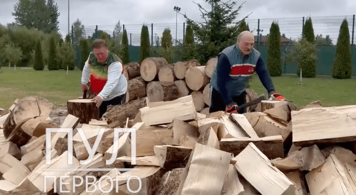 “bjellorusia-nuk-do-ta-lere-evropen-te-ngrije”,-lukashenko-tallet-teksa-shfaqet-duke-prere-dru-zjarri