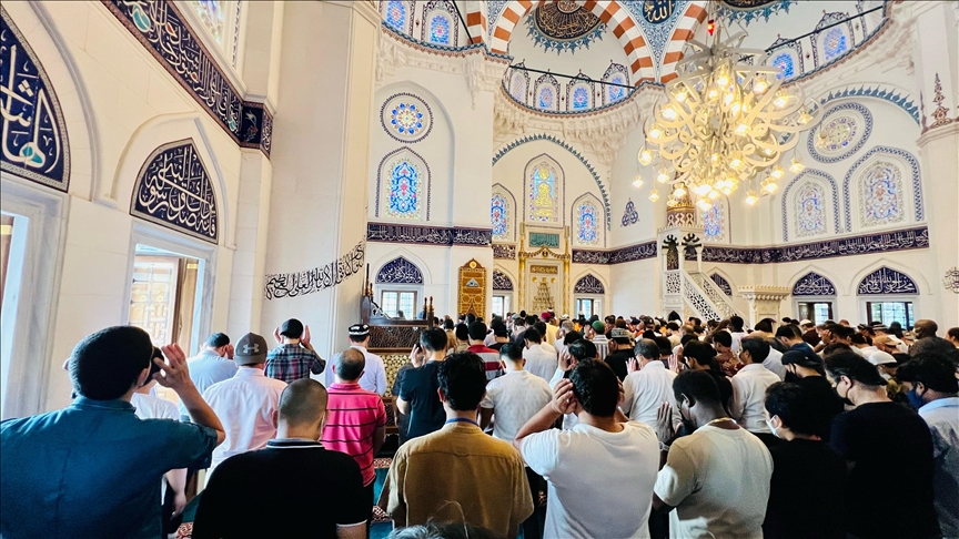 japoni,-muslimanet-falin-namazin-e-xhenazes-ne-mungese-per-al-karadavi-n