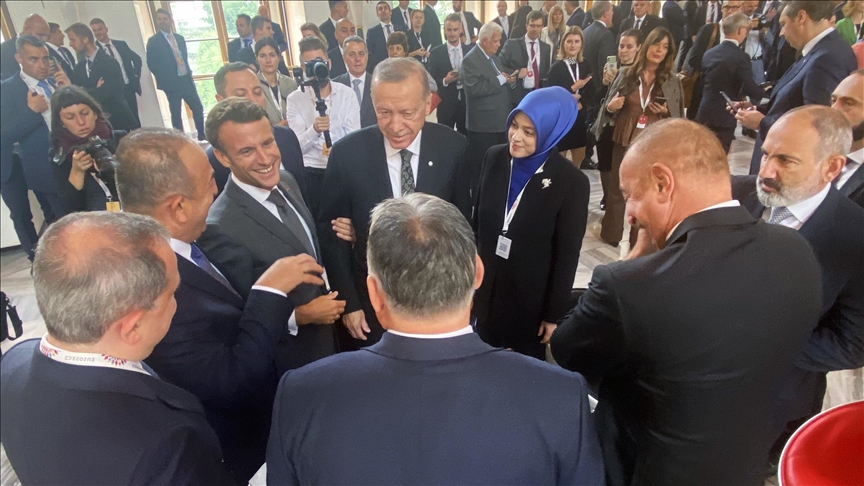 erdogan-macron-it-gjate-nje-bisede-me-lidere:-eja,-bashkengjitu-edhe-ti-ne-organizaten-e-shteteve-turke