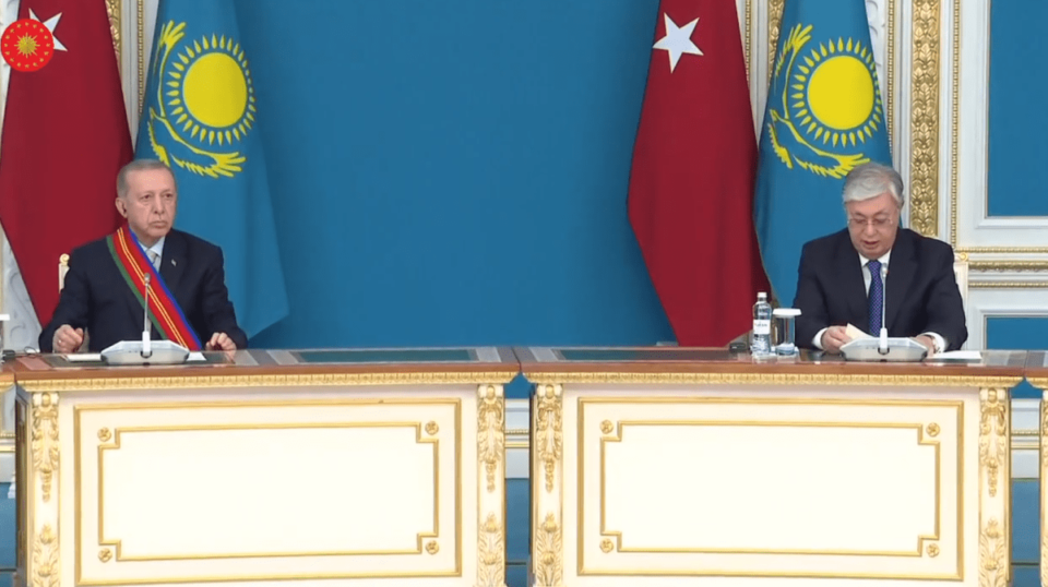 presidenti-erdogan-pritet-me-ceremoni-zyrtare-ne-kazakistan-nga-presidenti-tokayev