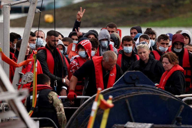 britania-nuk-ndalet-ne-luften-kunder-emigranteve