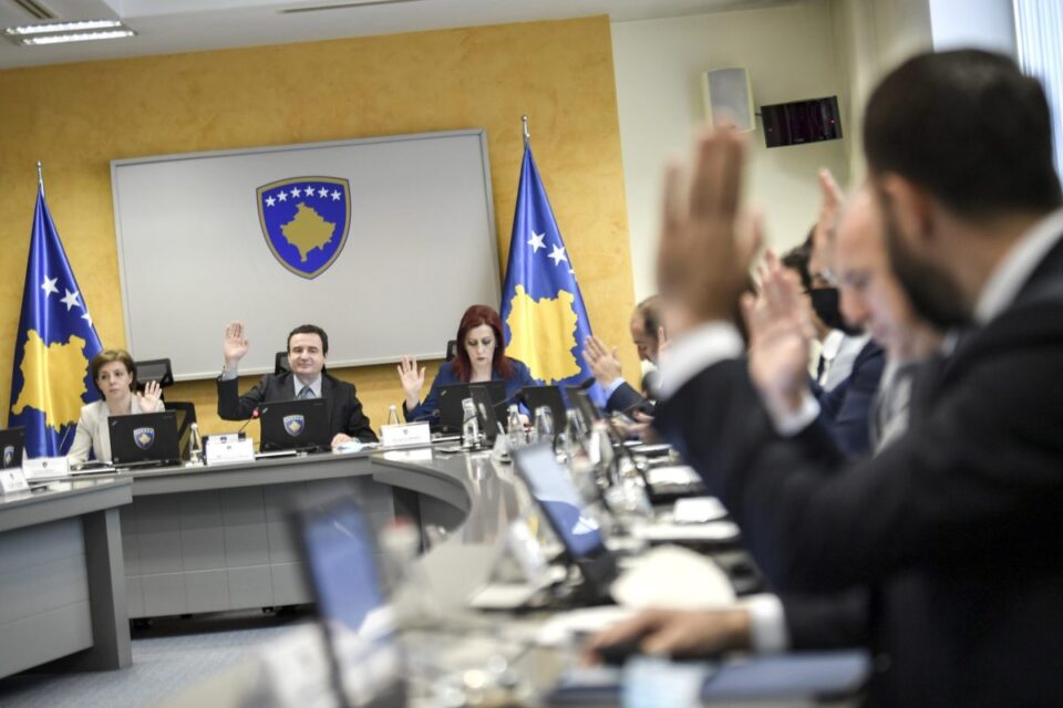 qeveria-e-kosoves-miraton-projektligjin-per-paga-dhe-ate-per-zyrtaret-publik