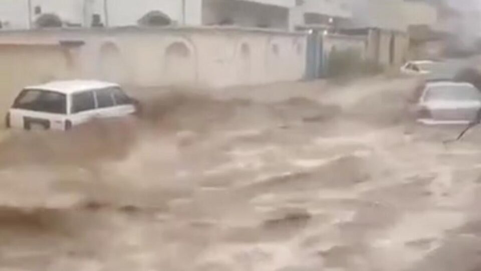 shiu-i-madh-shkakton-permbytje-dhe-mbyllje-te-shkollave-ne-arabi-–-video