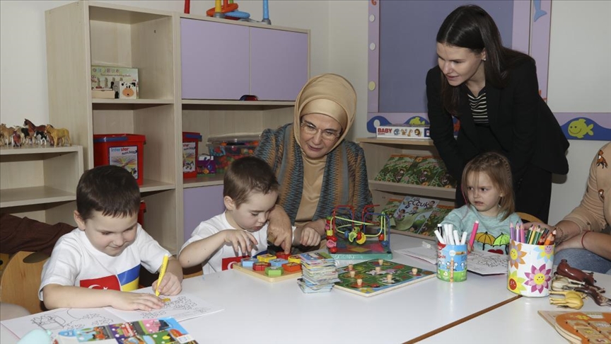 zonja-e-pare-e-turqise,-emine-erdogan-takohet-me-femijet-jetime-nga-ukraina-–-video