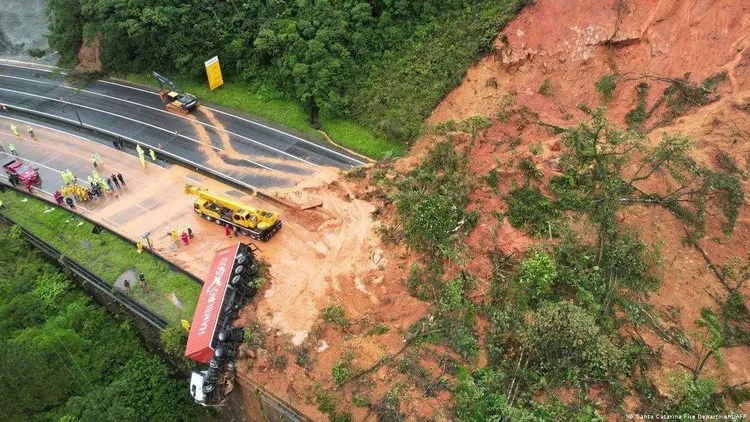 dheu-kaplon-autostraden-ne-brazil,-le-te-vdekur-e-te-zhdukur