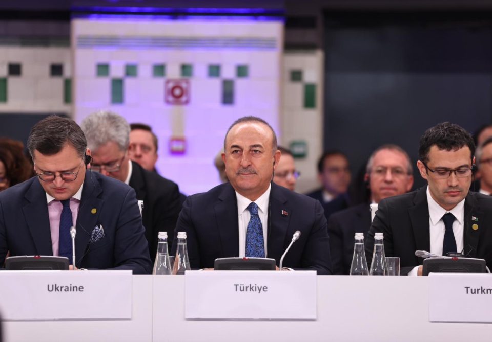 cavusoglu:-renia-e-besimit-mes-shteteve-po-e-rrezikon-osbe-ne