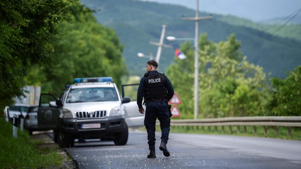 bandat-serbe-sulmojne-me-arme-zjarri-policine-e-kosoves