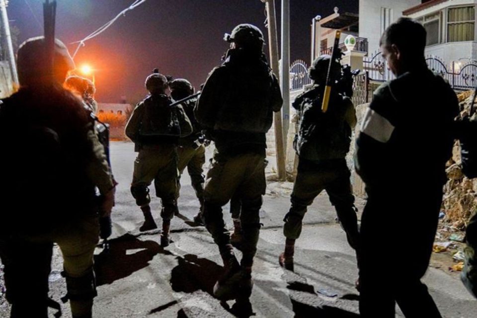 forcat-izraelite-rrembejne-te-pakten-11-palestineze-gjate-bastisjeve-ne-bregun-perendimor