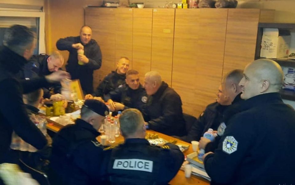 svecla-ha-darke-me-policet-ne-veri,-ushqimin-ua-dergon-nje-lokal-nga-prishtina