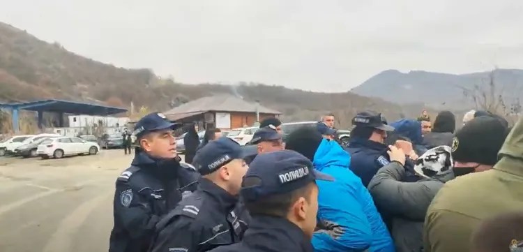 perleshje-mes-protestuesve-dhe-policise-serbe-ne-afersi-te-jarinjes