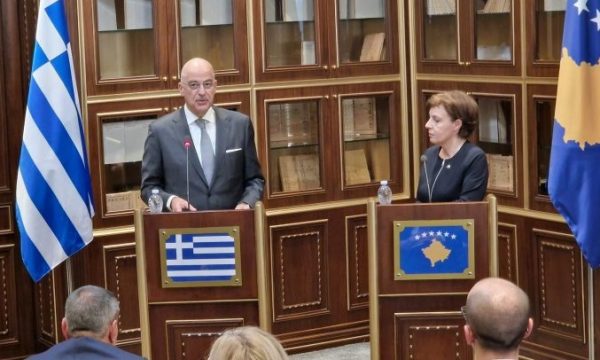 ministri-grek-refuzon-te-mbaje-konference-e-te-fotografohet-para-logos-se-republikes-se-kosoves