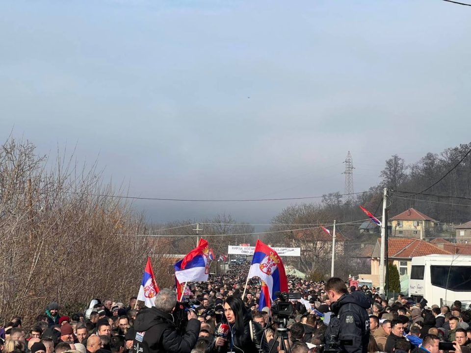 fillon-protesta-e-serbeve-ne-veri