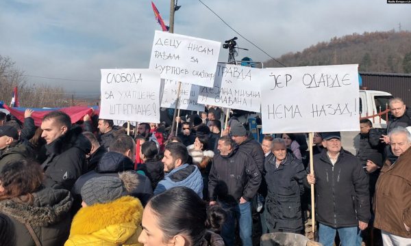 policia-e-kosoves-mohon-se-ka-penguar-autobuse-me-protestues-serbe:-disa-me-vetedeshire-nuk-vazhduan-tutje