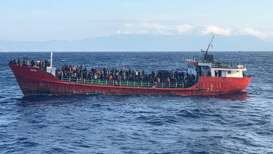 kapet-nje-anije-me-rreth-700-emigrante-ne-brigjet-lindore-te-libise 