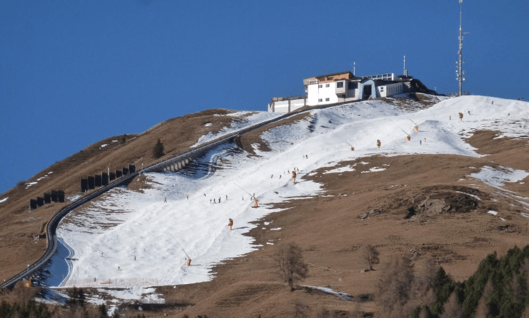 moti-i-ngrohte-shkrin-boren-ne-alpe,-skiatoret-mbeten-pa-pista