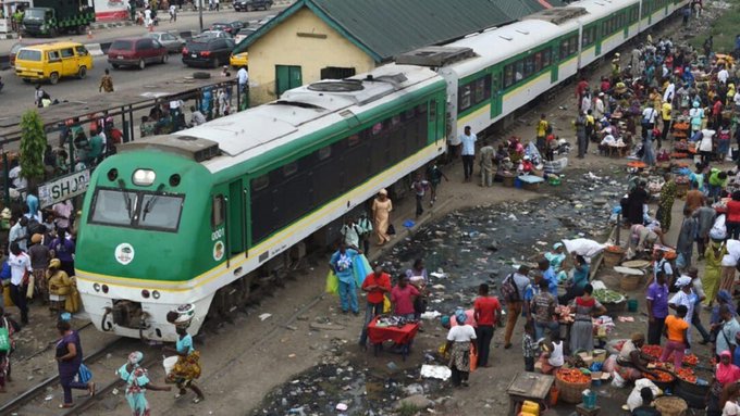 persona-te-armatosur-rrembejne-32-persona-nga-stacioni-i-trenit-ne-nigeri