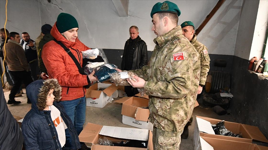 kosove,-ushtaret-turq-ofrojne-ndihme-me-veshje-per-te-prekurit-nga-permbytjet