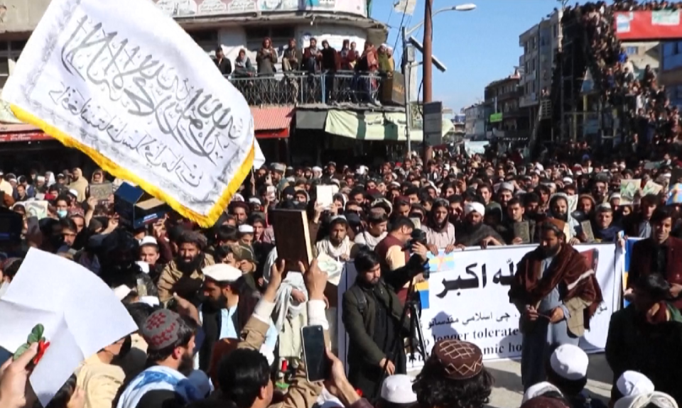qindra-protestojne-ne-qytetin-afgan-per-djegien-e-kuranit-ne-suedi