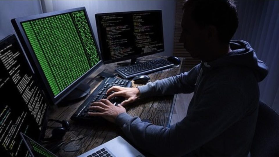 hakeret-ruse-kunder-gjermanise,-sulm-ne-faqet-e-internetit-te-qeverise,-bankat-dhe-aeroportet
