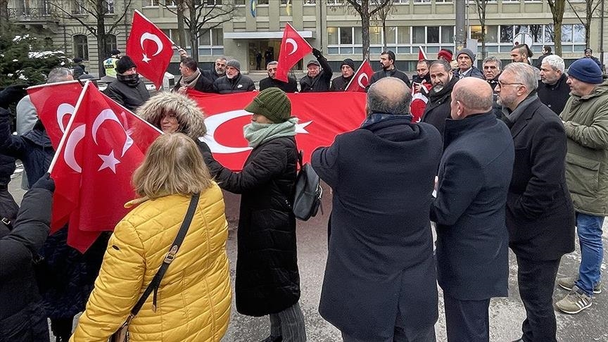 komuniteti-turk-ne-zvicer-proteston-kunder-djegies-se-kuranit-ne-suedi