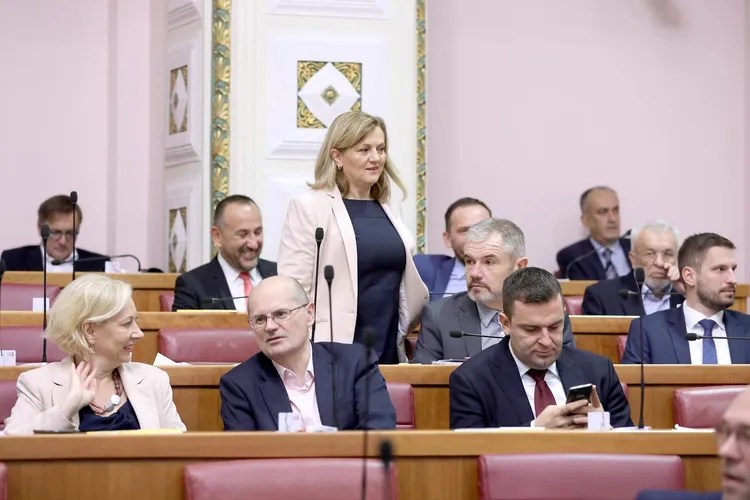 presidenti-kroat-tha-se-“kosova-iu-vodh-serbise”,-reagon-deputetja-shqiptare-ne-kroaci