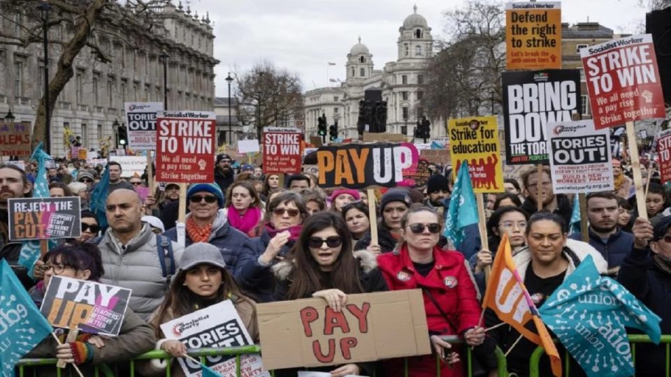 grevat-“gjunjezojne”-britanine/-greva-masive-ka-paralizuar-shume-sherbime-dhe-shkollat