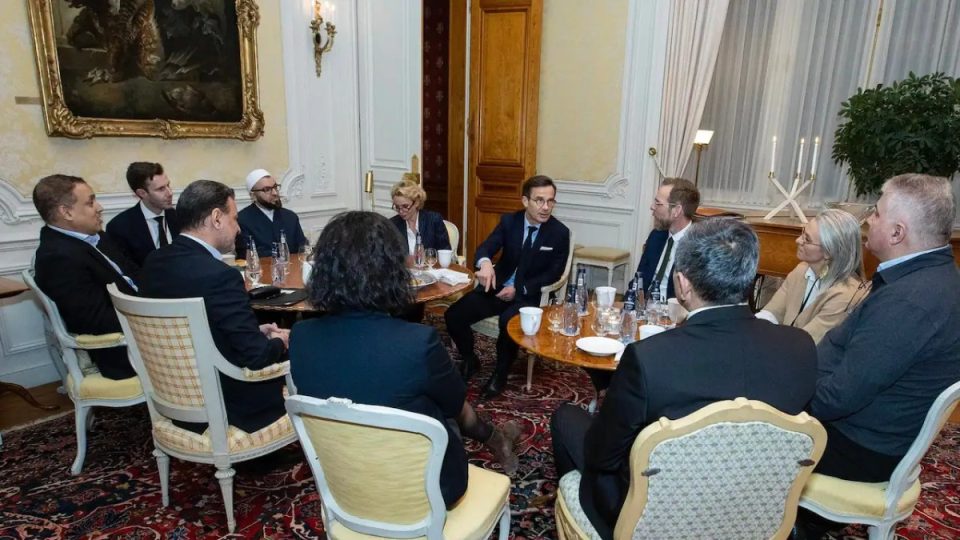 kryeministri-i-suedise-kristersson-takohet-me-perfaqesues-te-komunitetit-musliman-ne-vend