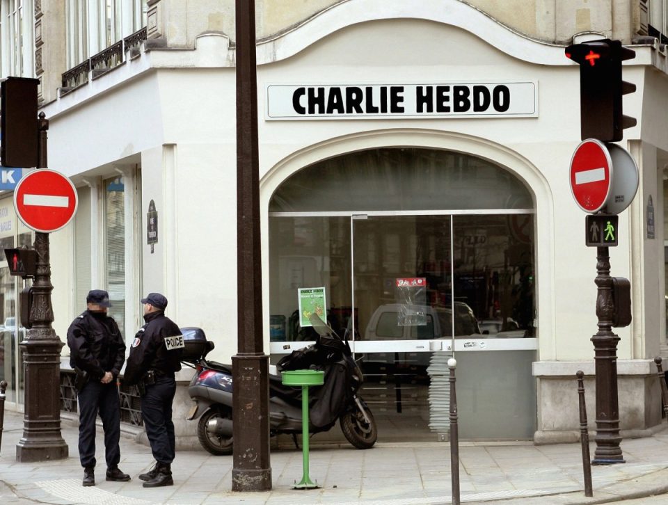 revista-franceze-“charlie-hebdo”-me-karikature-skandaloze-pas-termeteve-ne-turqi