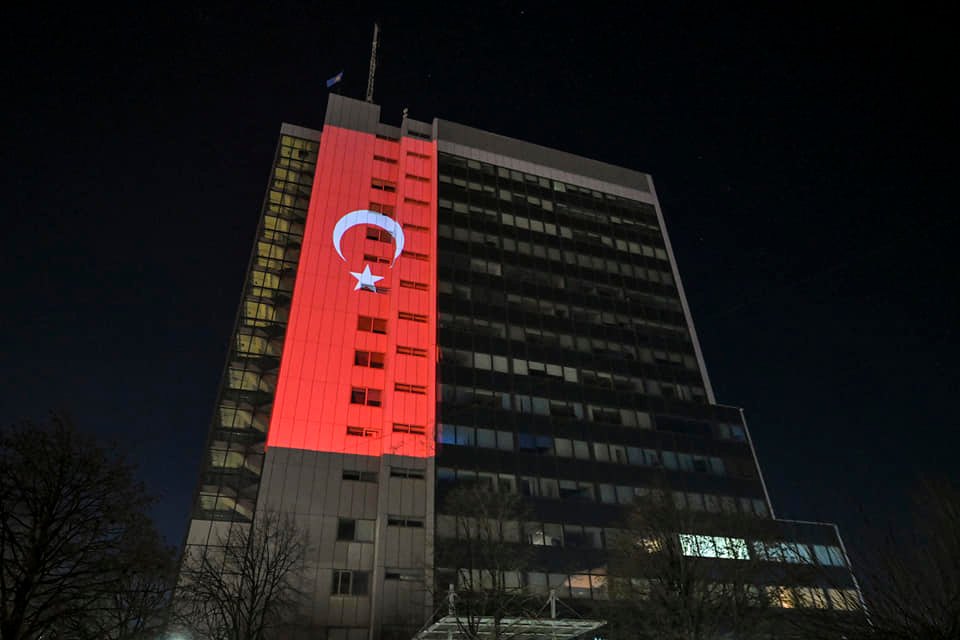 ndertesa-e-qeverise-se-kosoves-ndricohet-me-flamurin-e-turqise