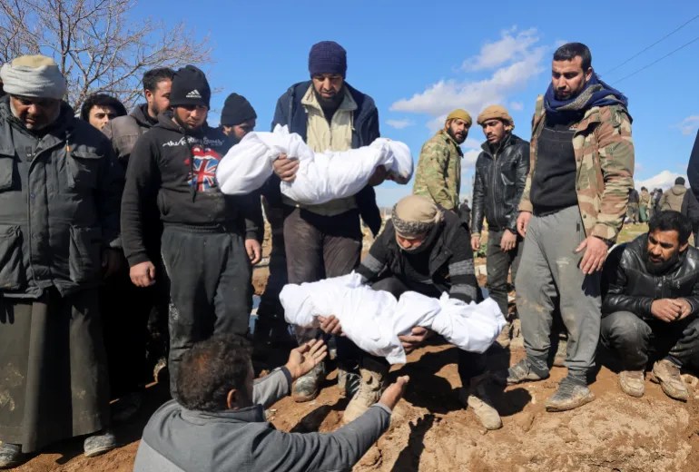 shkon-ne-mbi-15-mije-numri-i-te-vdekurve-nga-termeti-ne-turqi-e-siri