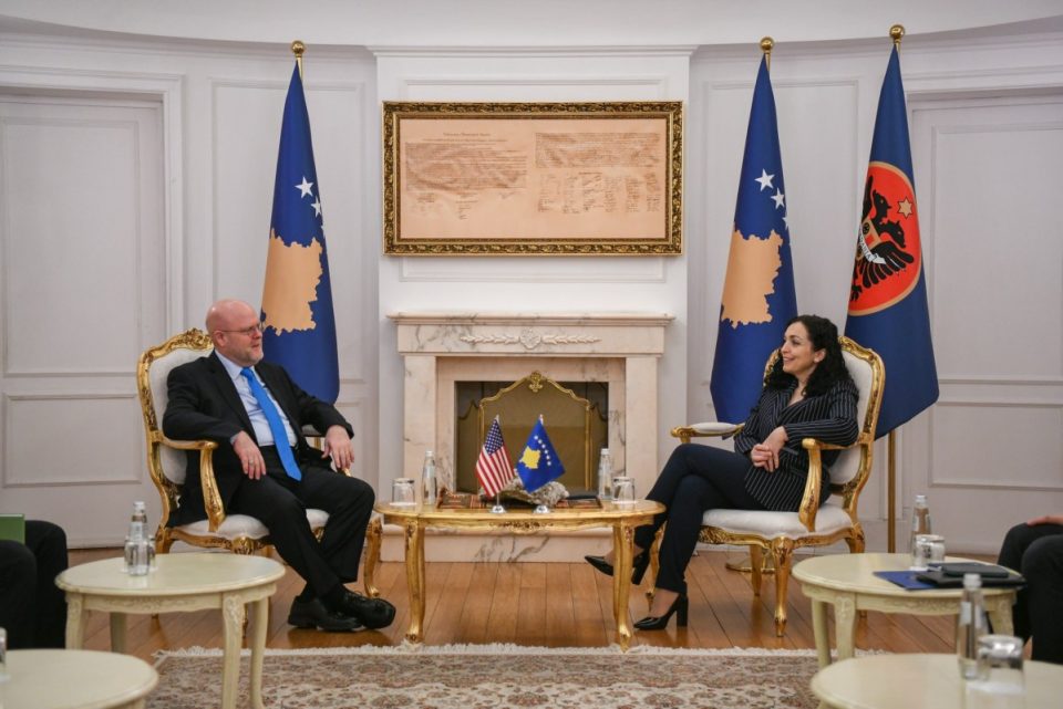 presidentja-osmani-dhe-ambasadori-hovenier-bisedojne-per-dialogun-me-serbine