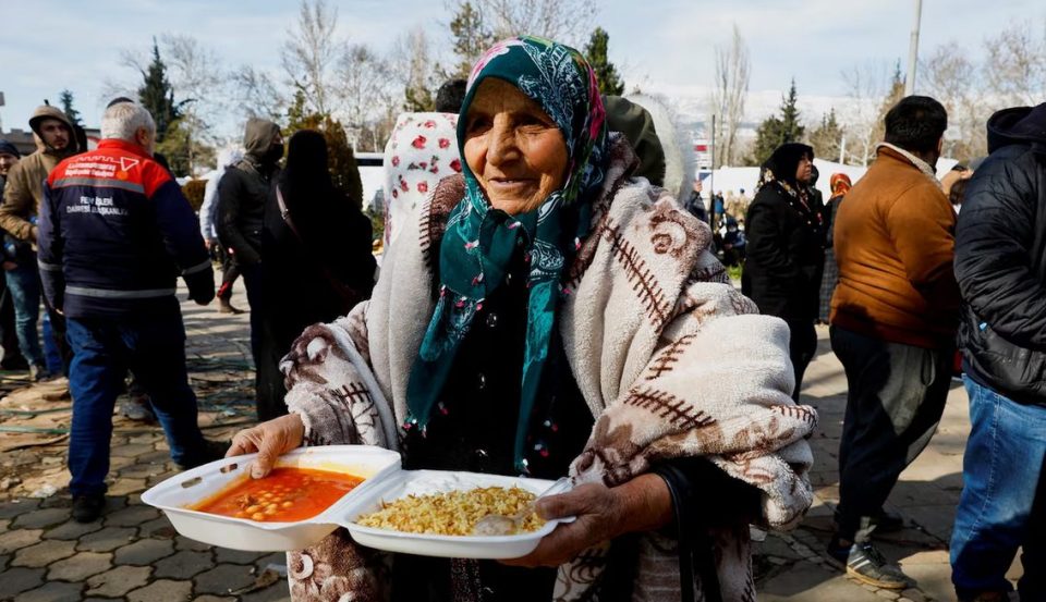 “ne-duam-te-ndihmojme”,-turqit-nxitojne-per-te-ndihmuar-te-mbijetuarit-nga-termeti