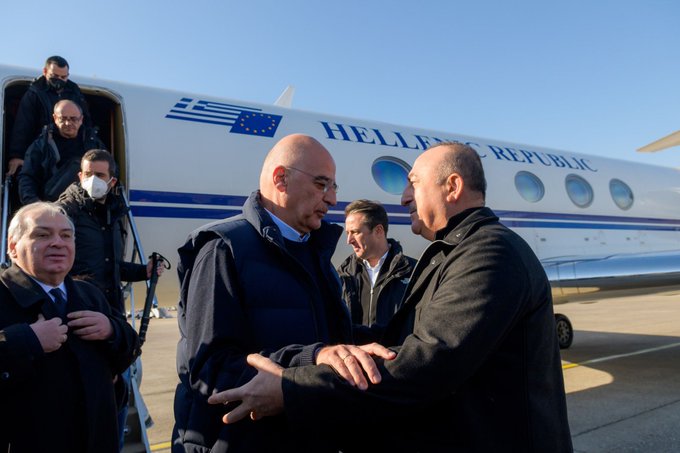 ministri-i-jashtem-grek-viziton-zonat-e-goditura-nga-termeti-ne-turqi