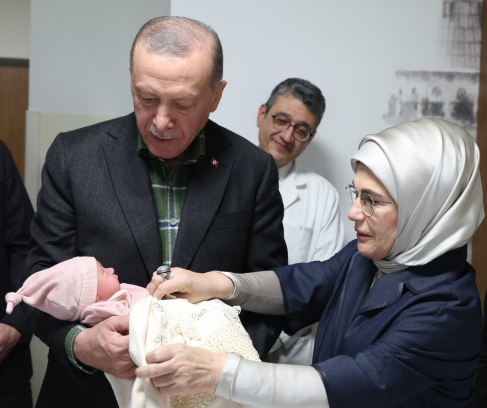 presidenti-erdogan-dhe-zonja-e-pare-vizitojne-te-shtruarit-ne-spital